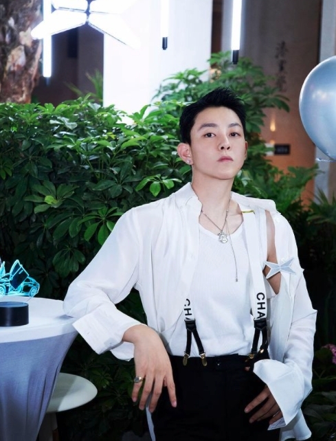 皇甫聖華皮膚白白樣貌精緻,有著的瓜子臉和大大的眼睛