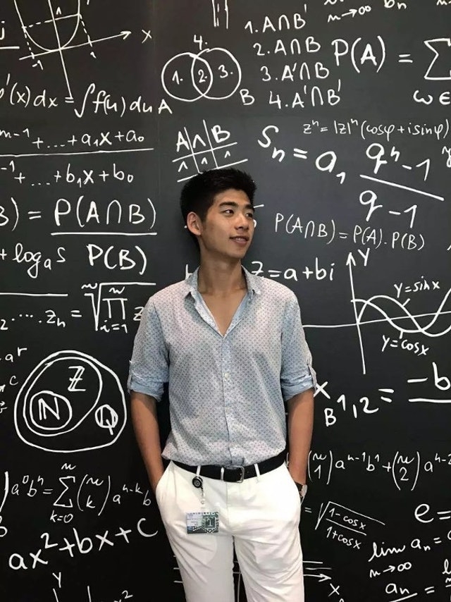 何超盈老公辛奇隆自小聰明伶俐,是一位超級學霸!