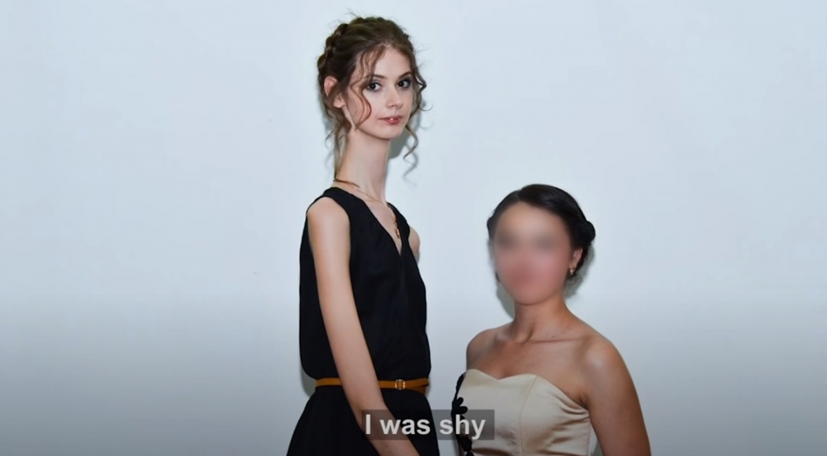 Lyudmila回憶起小時候看到身邊的男生、女生都比自己矮,令她特別害羞~