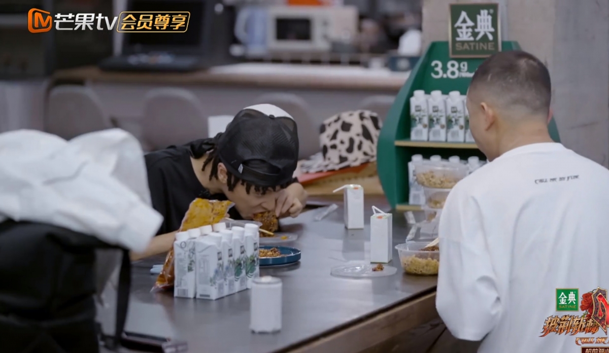 哥哥們同住在豪宅中培養默契,私下生活都會在一起。在最新一集中就看出極大的文化差異