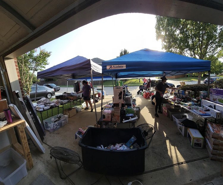 尋獲不少「寶物」的Tiffany索性將家中的車庫變身特賣場