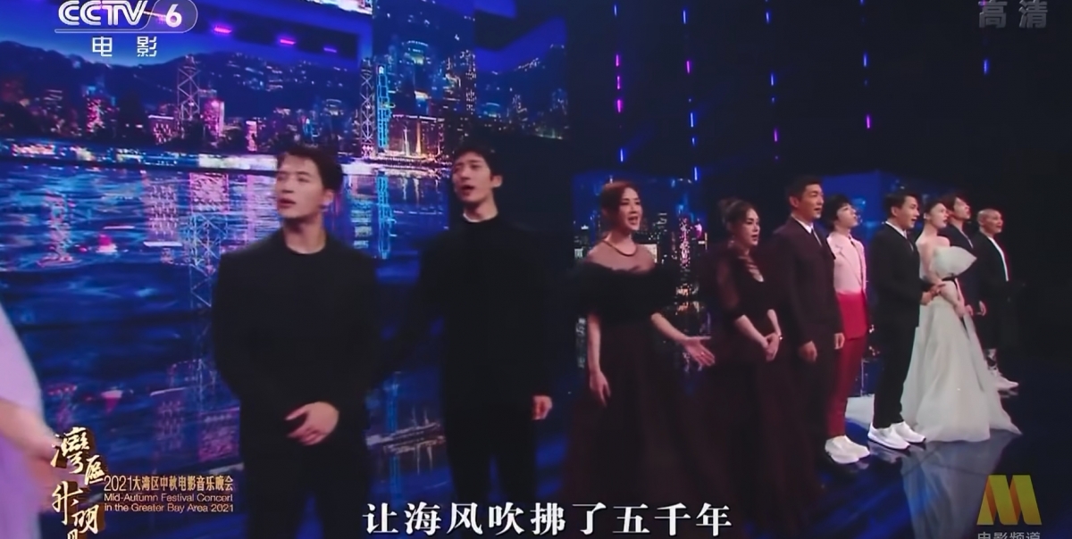 王嘉爾就被鏡頭拍下了假唱的一幕,在輪到他演唱時不留神,被旁邊的井柏然推一推暗示要「對嘴型」