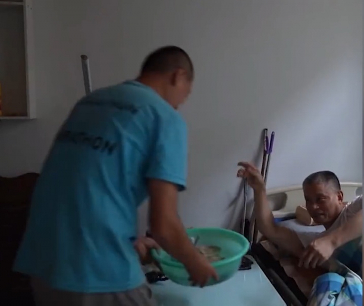 劉豪瑾提及幾年前,自己因長期坐輪椅導致屁股長褥瘡,入院時趙金龍定時照顧他,幫他翻身、清理大小便