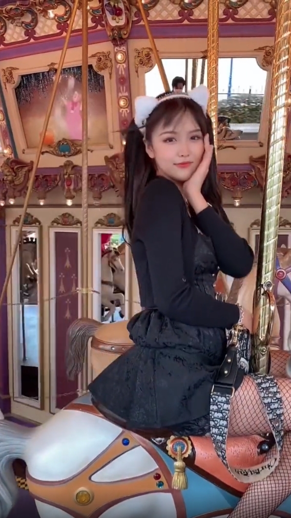 有指 Ukei 的家景相當不錯,IG更時常曬出自己 High tea、出event、坐名車的富貴照片,