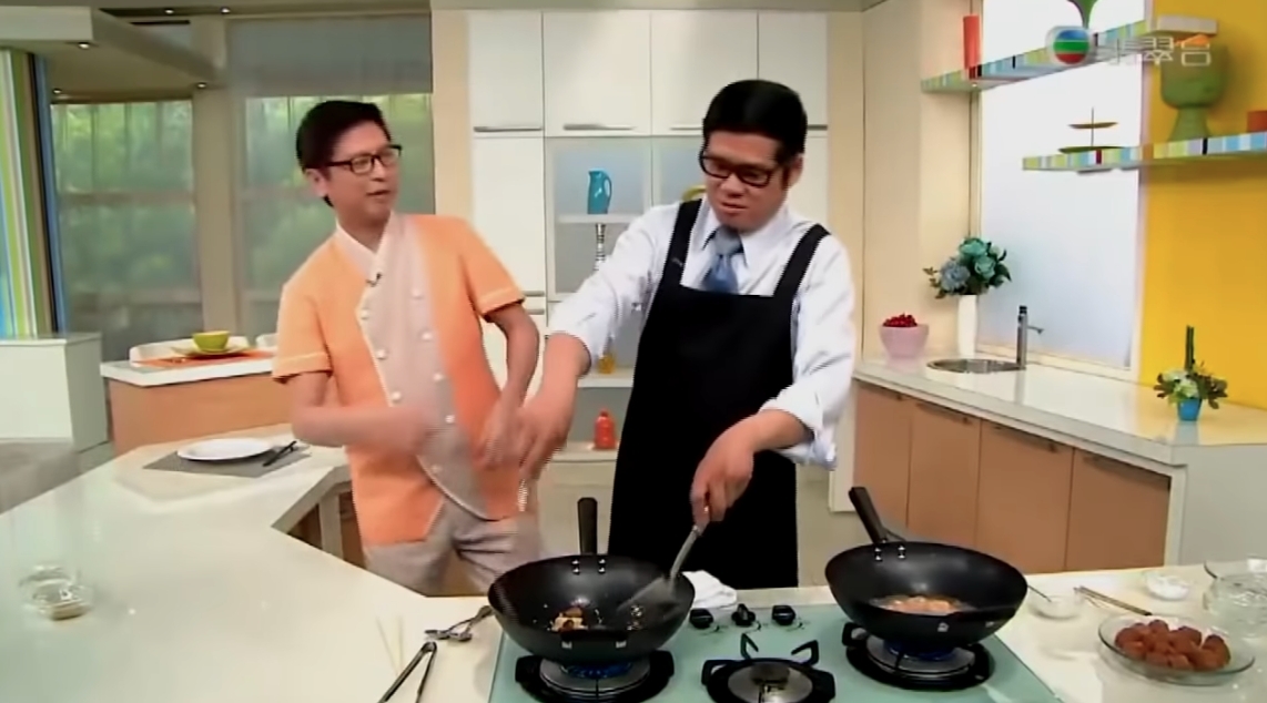 據知兩人從 2009 年開始因主持《今晚食乜餸》而交惡,有傳安德尊因為不滿李錦聯太過姿整、大牌而針鋒相對,幕後人員就爆出