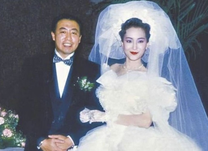 薛芷倫在 ball 場認識了 60 年代五大富豪馬錦燦的長子馬清偉,兩人拍拖5個月就結婚