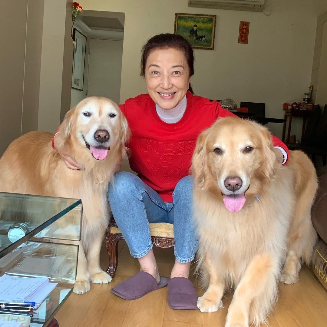 其兒子何存廣則為著名的眼科醫生,女兒何敏晴則從事建築行業,一家人都有相當不俗的發展,難怪 Helen 姐現在閒時能夠打打高爾夫球、騎馬,兼與孫兒一齊享清福!