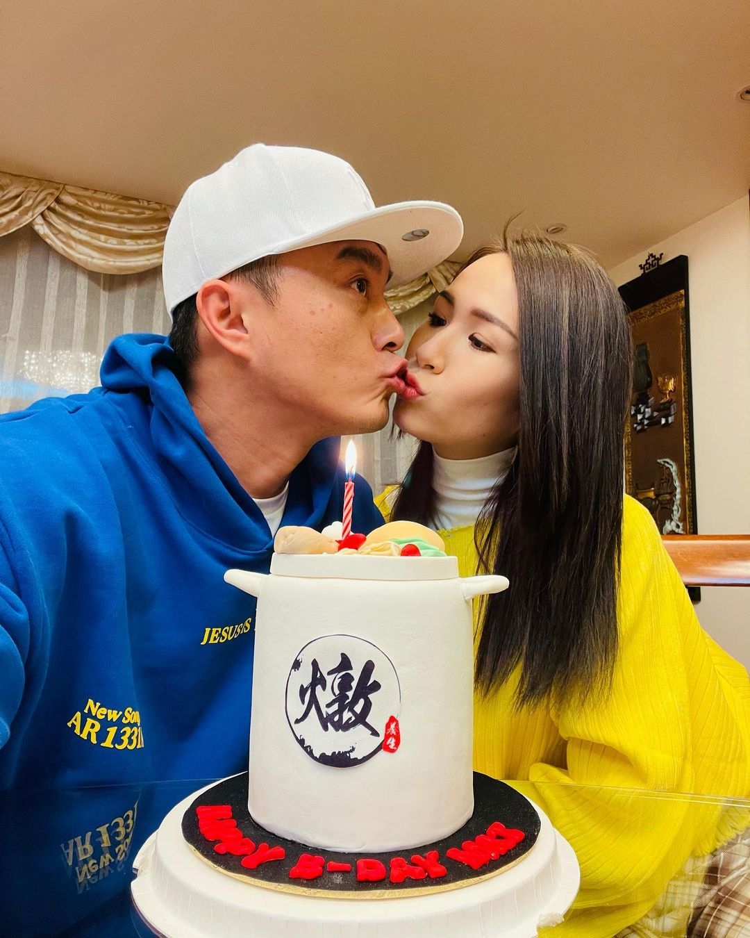 不過心情似乎絲毫未受影響的他,近日就與富貴女友莊思明到水上樂園試玩,不過卻因為女友一張合照而被玻璃心網民狙擊,全因為他的口罩顏色?