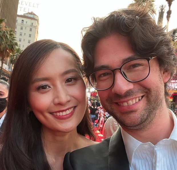 老公 Emmanuel 就忍不住呷醋揚言:「如果我老婆會咁樣望住我就好了...」