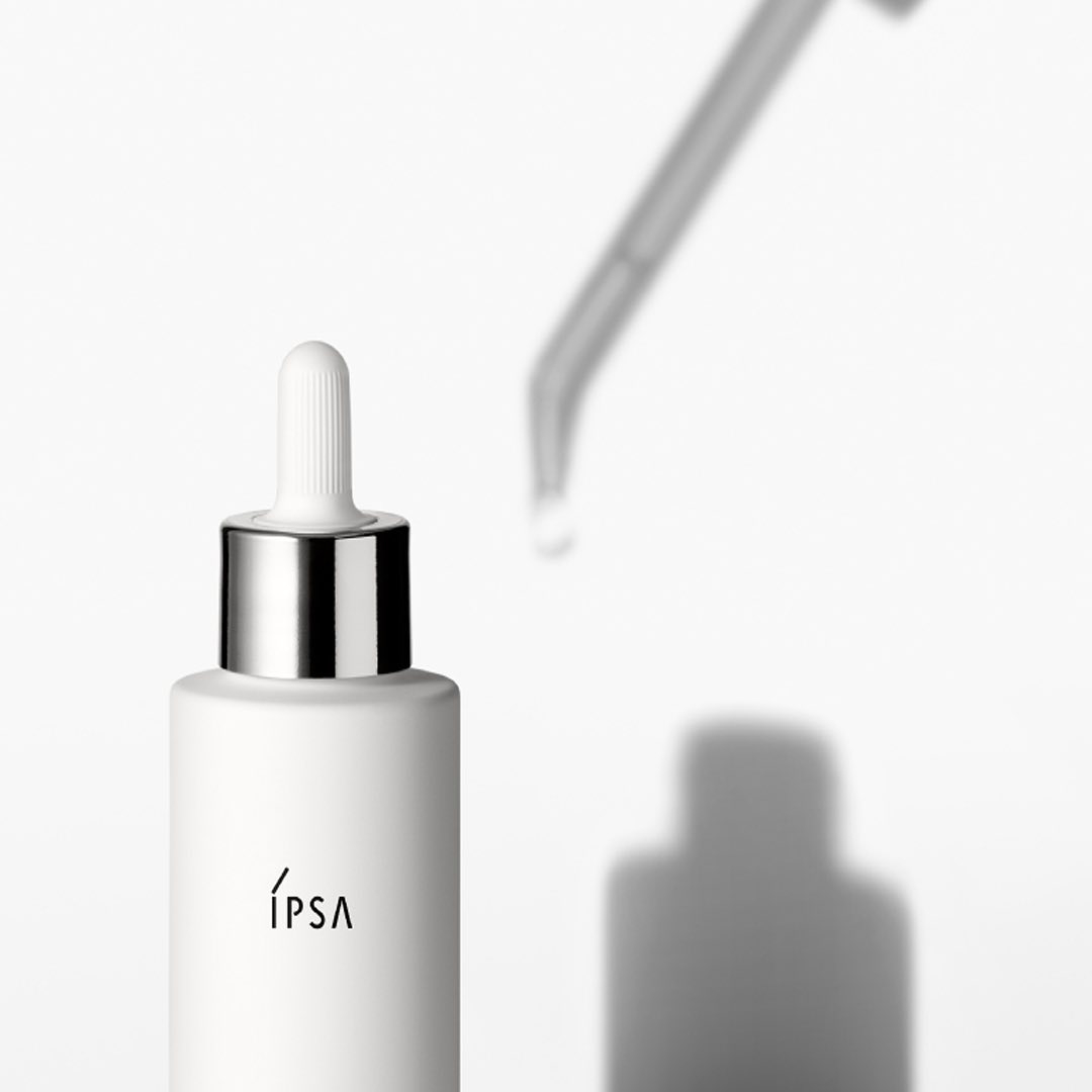 質地水感輕盈，瞬間滲透至肌膚各層，達到五大淨白功效。