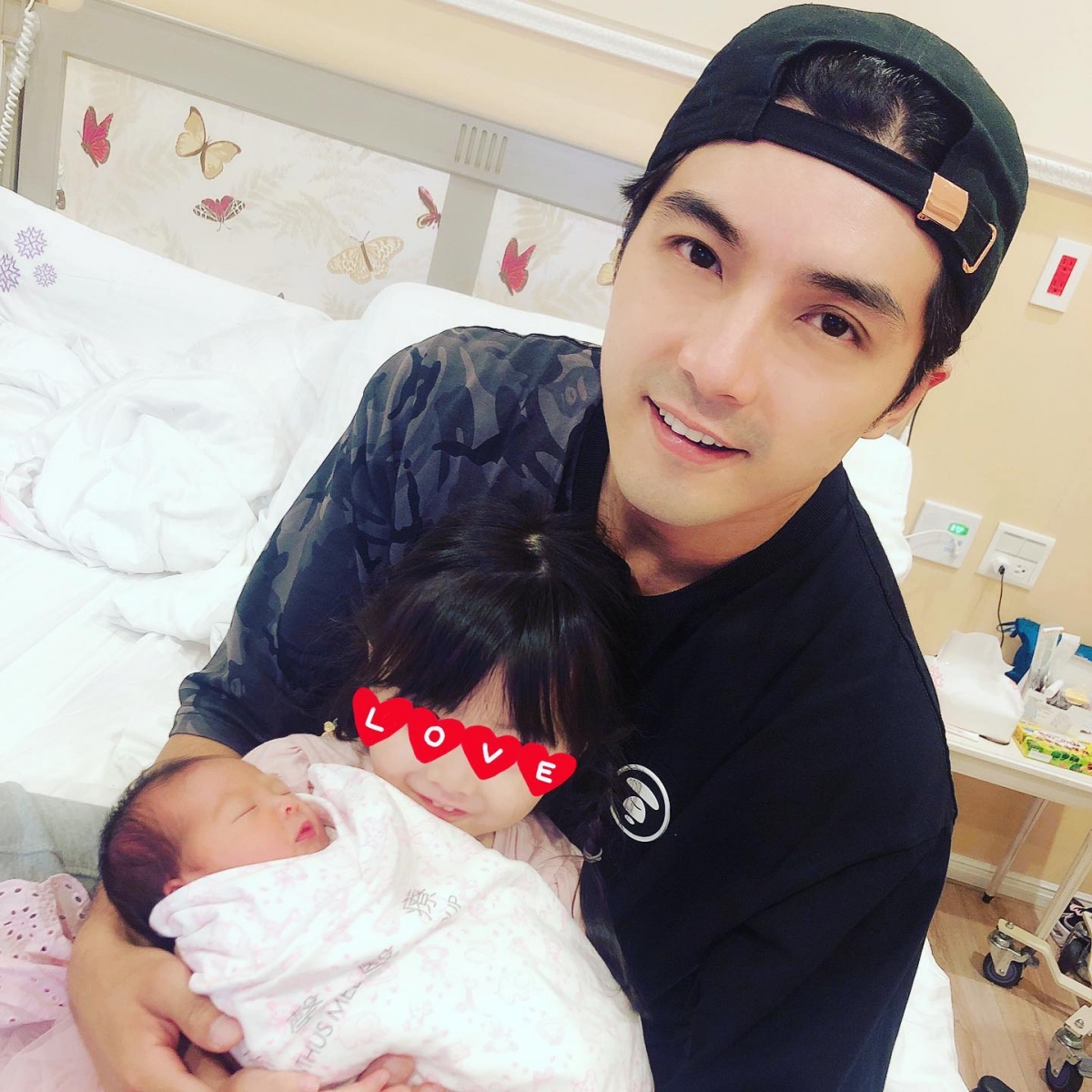賀軍翔現與圈外妻子陳怡玟育有 2 名女兒,家庭生活幸福美滿,近年更曾經向媒體透露自己和妻子有生第 3 胎的打算!