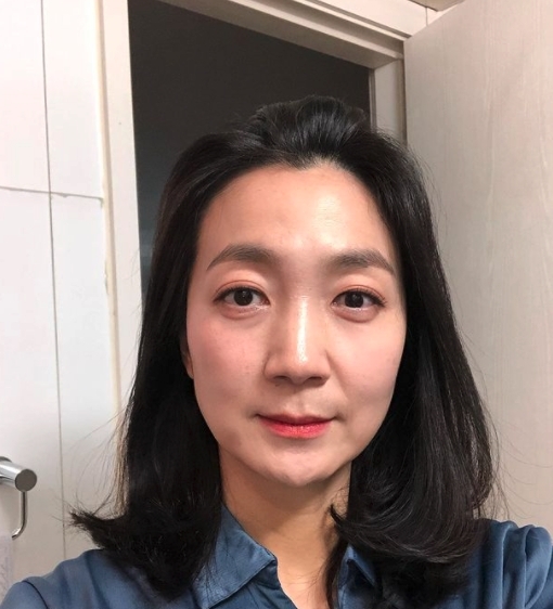 「韓美女」出演過不少電影、電視劇和舞台劇。她在戲外是個妻子和媽媽