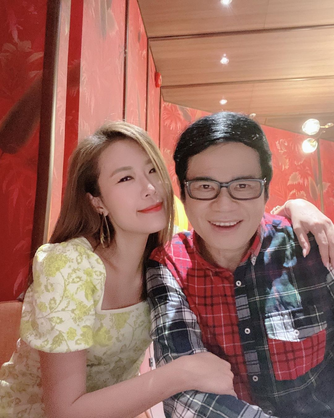 TVB娛樂新聞台就獨家訪問兩位當事人有關的緋聞,宋芝齡就表示她與大王私下常常都會互相蹺手、打鬧,當天只是一起去買炸雞與工作人員分享。