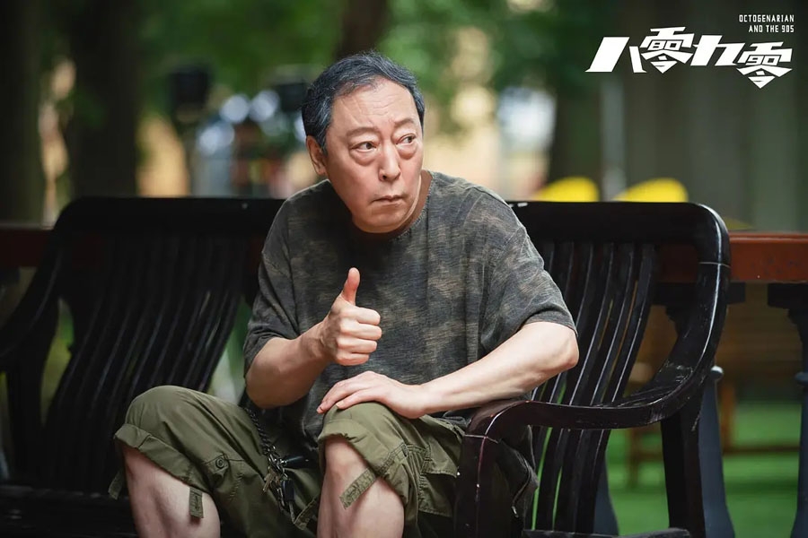 老伯伯的女兒跟魚檔店主說好讓爸爸在下午客人較少的時段去釣魚,女兒更答應在下班回家前到超市將賣剩的魚買走帶回家!