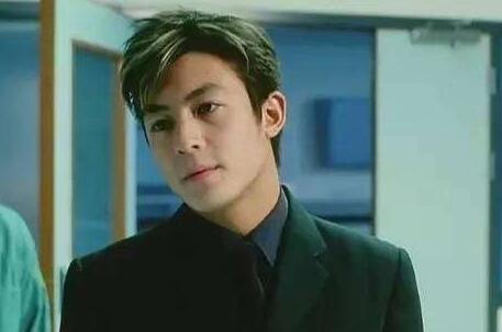 皇甫聖華五官也有幾分相似陳冠希,側臉時令人以假亂真