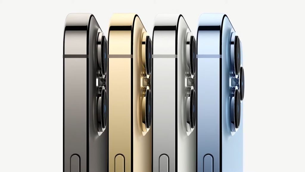 iPhone 13 在規格上也有所加強,當中的最低容量也上調至 128GB 開始,對比 iPhone 12 同容量手機