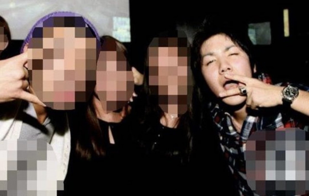 日媒亦翻出日本皇室真子公主未婚夫小室圭多張派對合照,當中小室圭被指姿態輕浮。