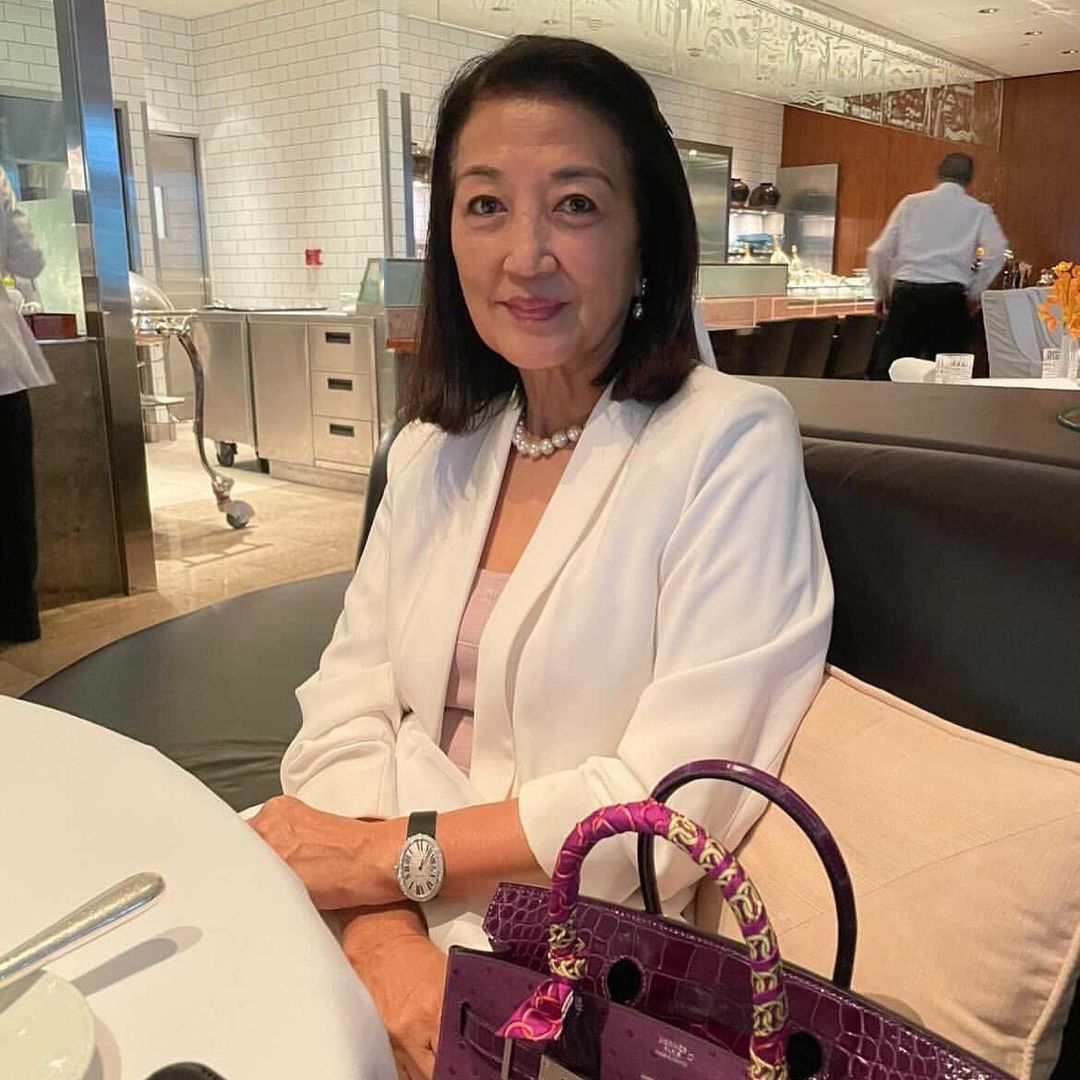 重點是在 Helen 姐身旁的紫色鱷魚皮併駝鳥皮的 Hermès Birkin,不但是超罕見的收藏款,甚至有錢都未必能夠入手,全身行頭已經上百萬