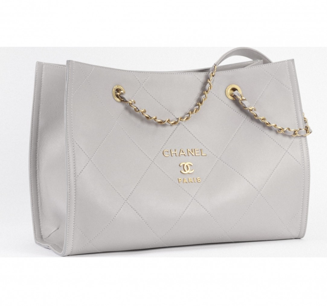 Chanel 的 tote bag 於二手市場的保值度一向高企,今季更推出新款購物袋的選擇!以耐用的小牛皮打造,設計簡約不累贅,相信很快就會成為下一個熱賣款!