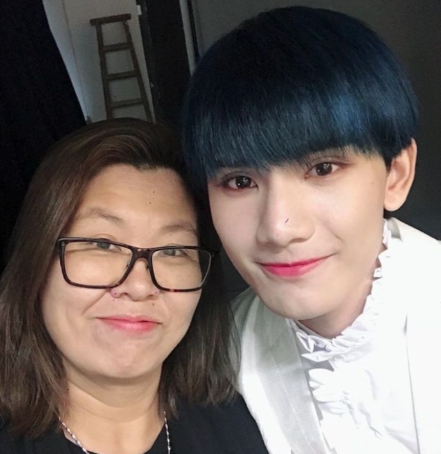 MIRROR 和 ERROR 隊員紛紛送上「花式祝賀」為她慶生,一向與花姐關係親密的姜濤和出名搞鬼的 Edan 就接力放她的醜照惡搞