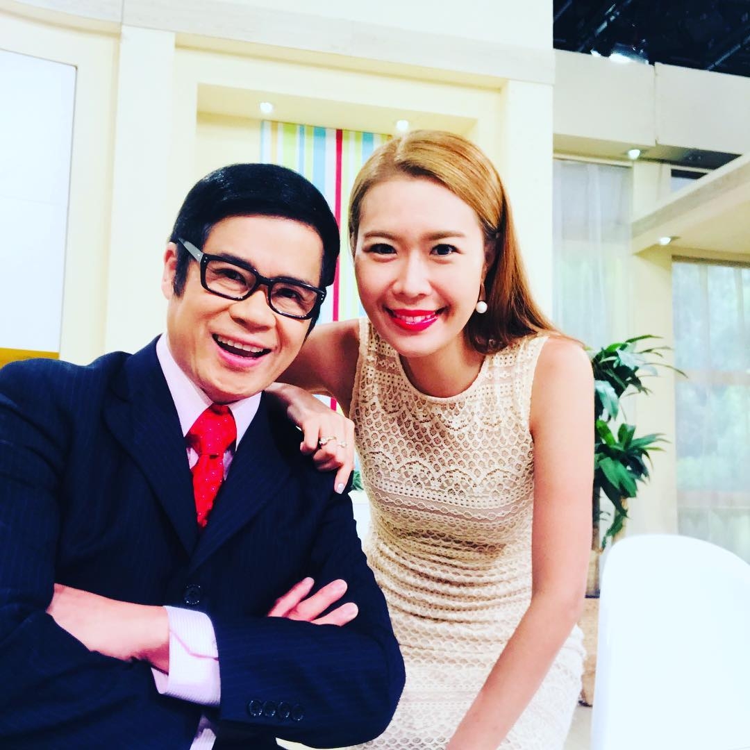 「大王」安德尊本月就將迎來 60 歲大壽,與 43 歲的宋芝齡年齡相差足足 17 年,不過兩人早已因為合作主持《都巿閒情》、《流行都市》而培養出超強默契,鏡頭前更時常打打鬧鬧兼鬧氣,相處完全沒有代溝!