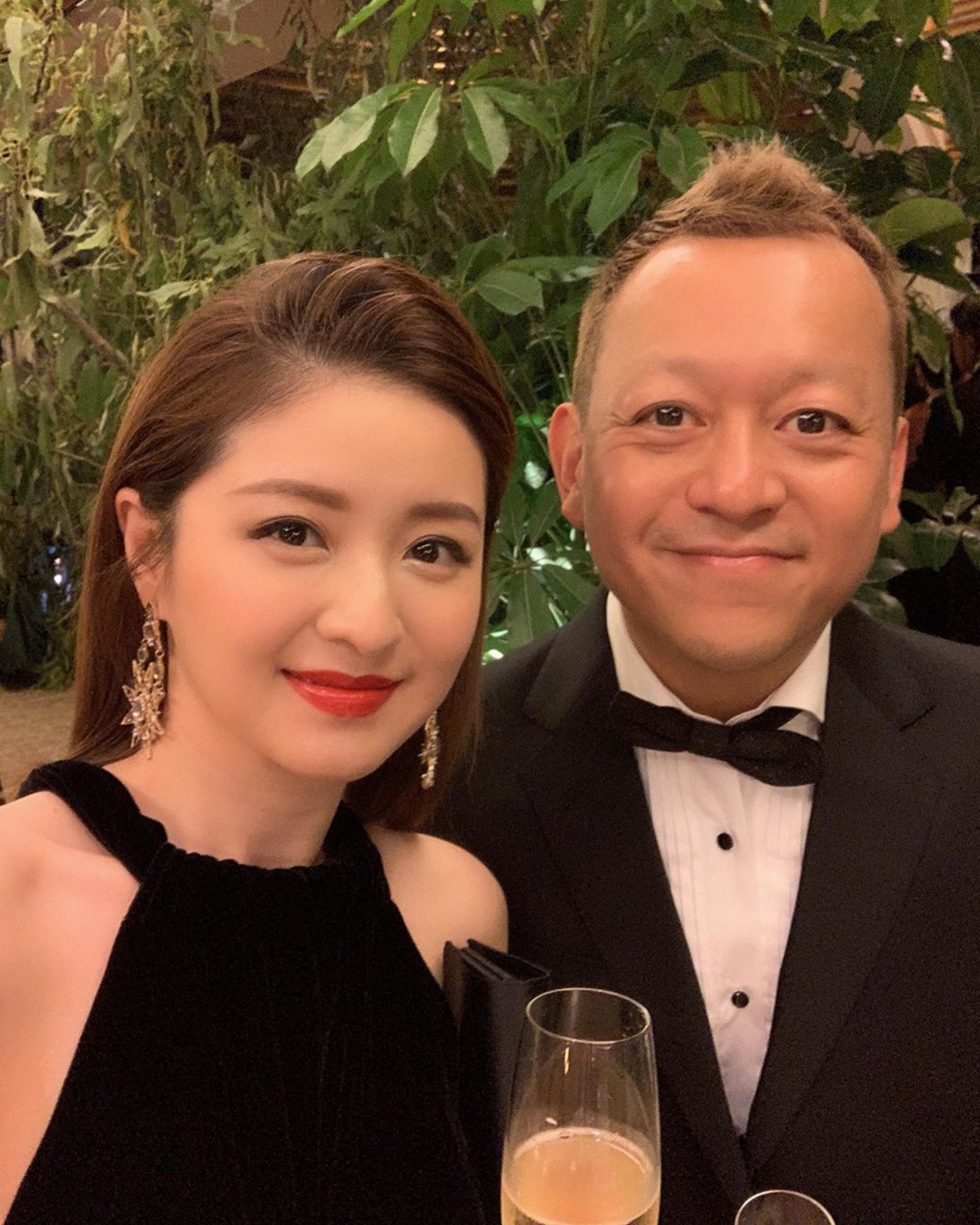 【徐淑敏老公黃浩】現年 37 歲的徐淑敏 Suki(現名 徐菁遙)與老公黃浩 Kenny 結婚後 4 年內生 3 女兒