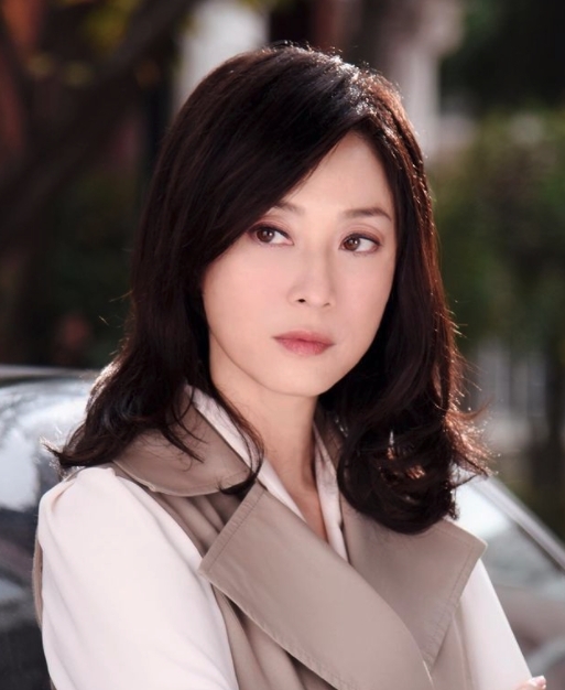 雖然陳法蓉的年紀和林嘉欣相差甚遠,不過同樣五官精緻的她,回看年輕留著齊瀏海的照片,的確同樣也是一位大眼美女~