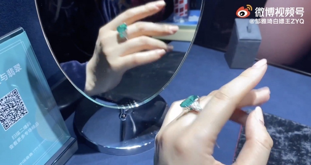 當時鄒雅琦戴上只有價值 18 元人民幣的假鑽戒,但都沒有被職員發現到~
