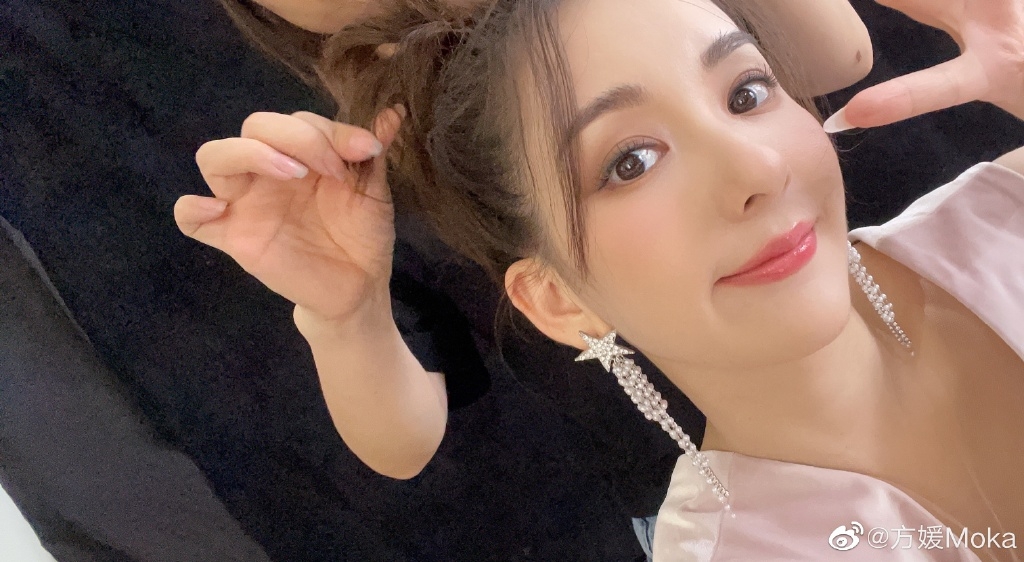 據指 2012 年方媛於香港推出並宣傳寫真集，憑著精緻的外貌獲得城城的關注，兩人先在 instagram 互相追蹤，很快便擦出愛火花！