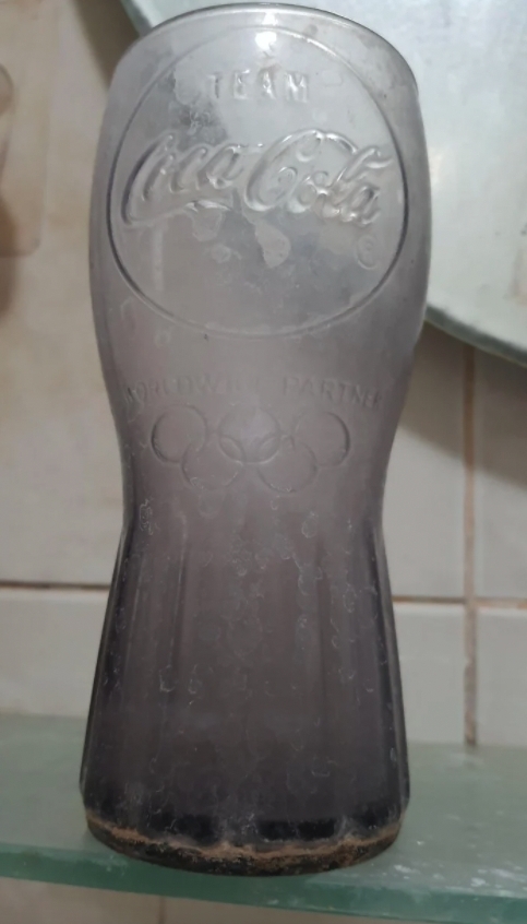 更可怕的是,她發現廁所裡的那個陳年漱口杯已經佈滿污垢,而姑仔則認為漱口杯天天已經沾到水,根本不用另外清潔……