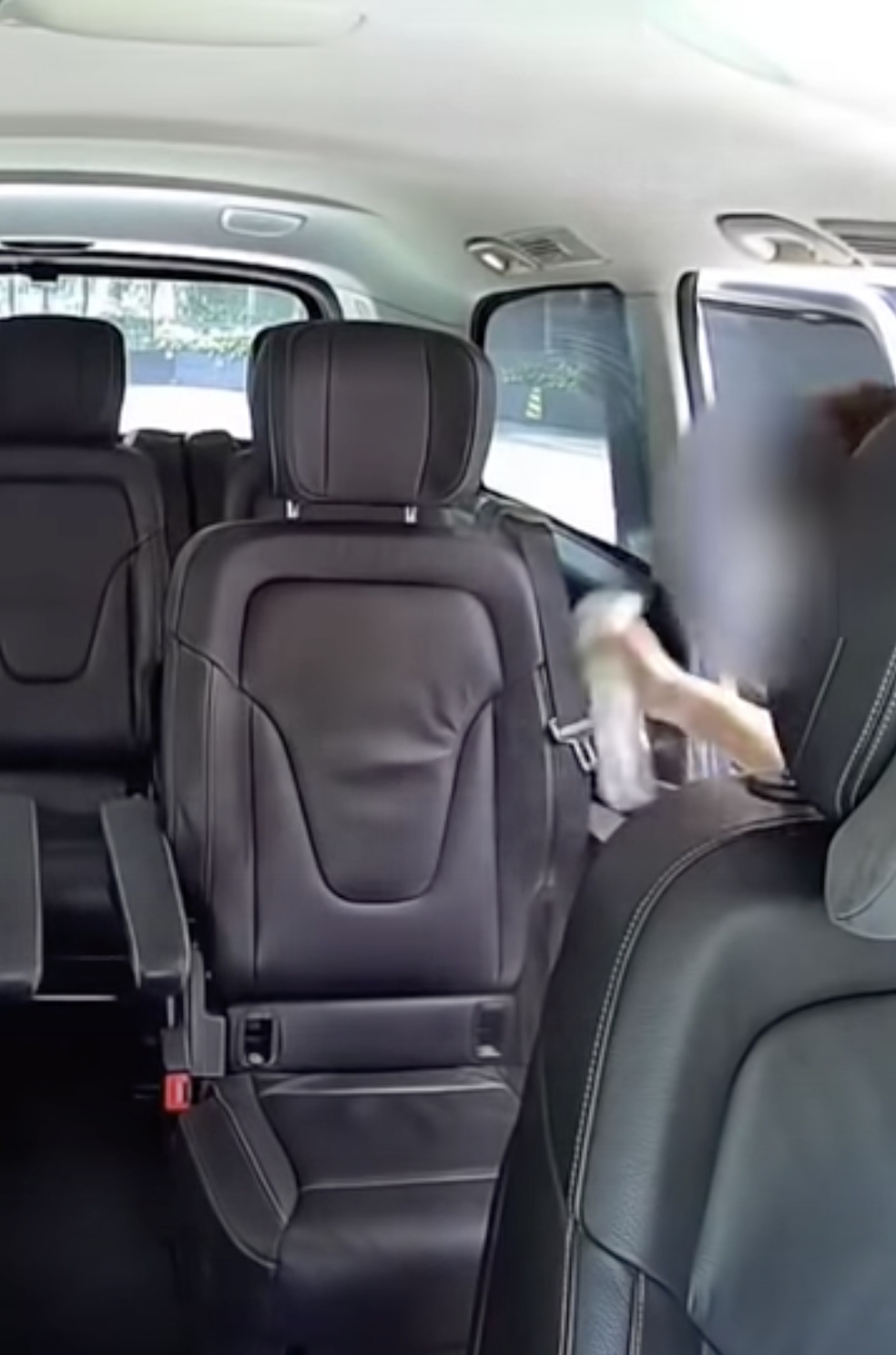 一名港女一上Uber就拿著消毒噴霧在車廂狂噴。