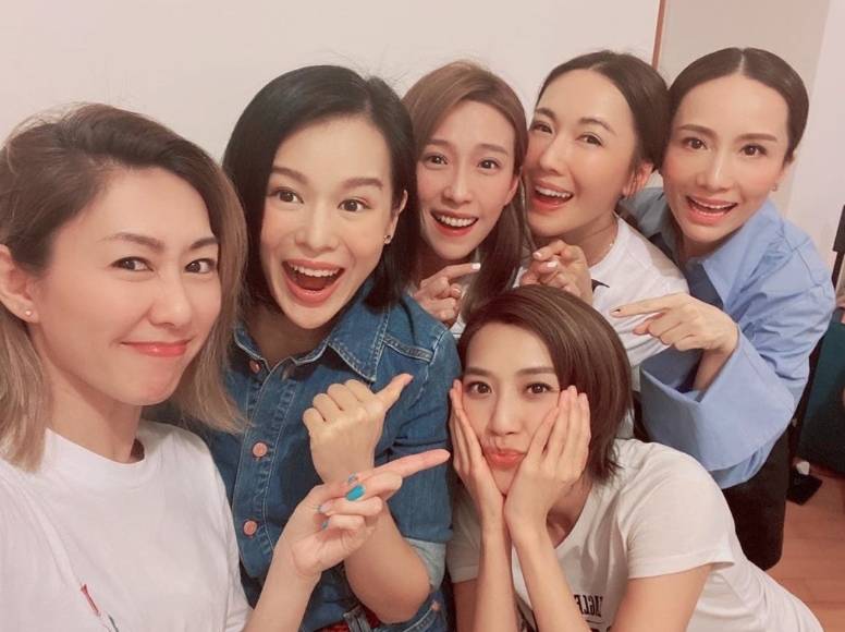 由胡定欣、胡杏兒、李施嬅、姚子羚、胡蓓蔚和黃智雯組成的「胡說八道會」