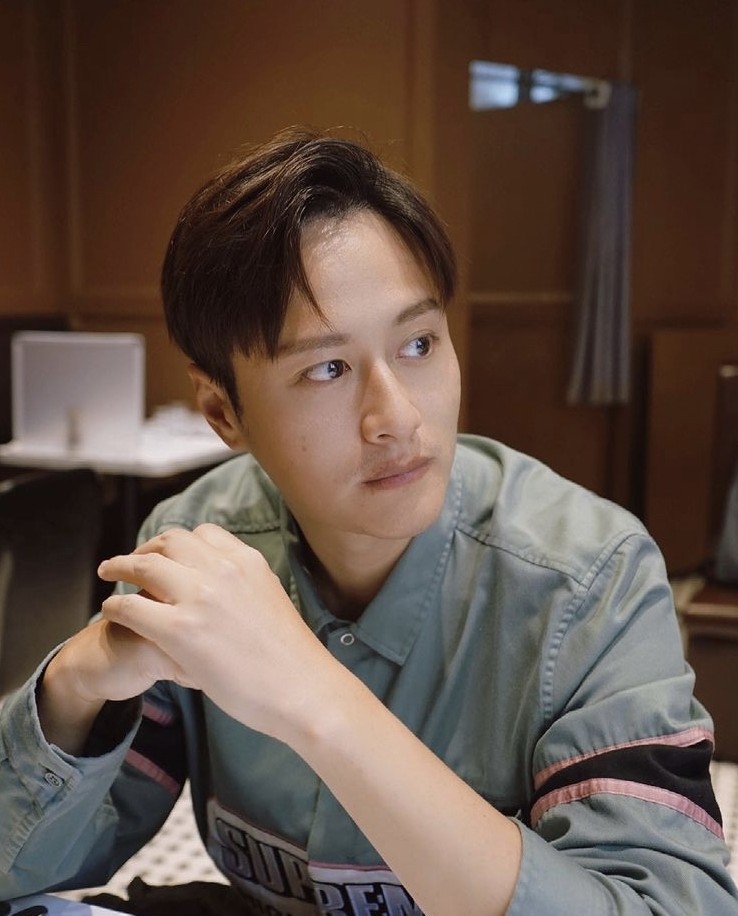 謝東閔出身於生意家族,爸爸開髮型屋、媽媽開外僱介紹所