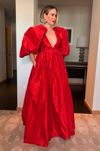 Sarah Paulson穿著 Carolina Herrera 的紅色禮服出場,極浮誇的泡泡袖讓她霸氣十足
