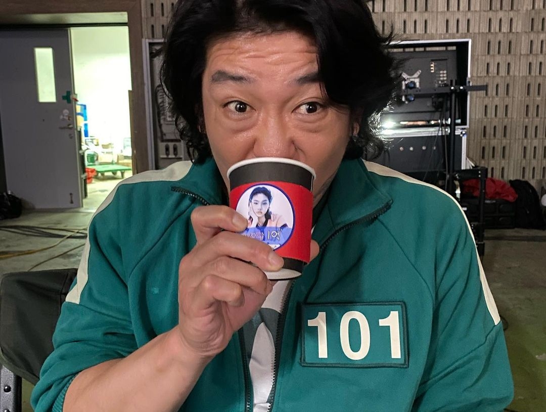 不過原來在鏡頭後的「德秀」,不但與同劇演員感情相當好,更經常在片場與大家打成一遍!