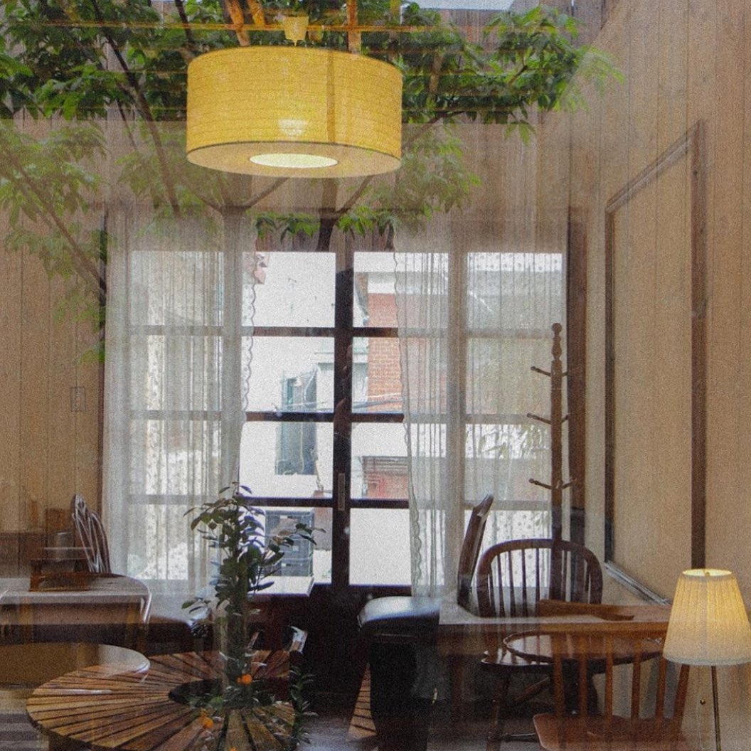 喜歡去 Cafe 的其中一個原因,大概是喜歡那種一進入 Cafe 就像是跨進了另一個平行時空一般,能夠在一個與現實不一樣的空間,好好享受買來的休閒時光。