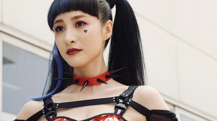 林夏微亦在IG分享多張拍攝當日的造型照,表示:「大結局送個馬甲線!完美收官!多謝大家!」