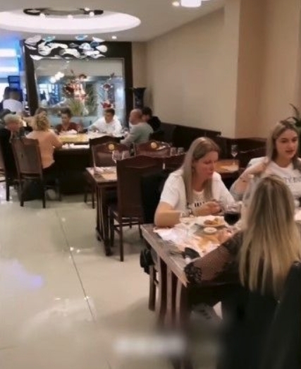 父親是中共黨員又心繫中國的她不但在家的窗邊掛上中國國旗,還不時在抖音拍片讚揚中國文化