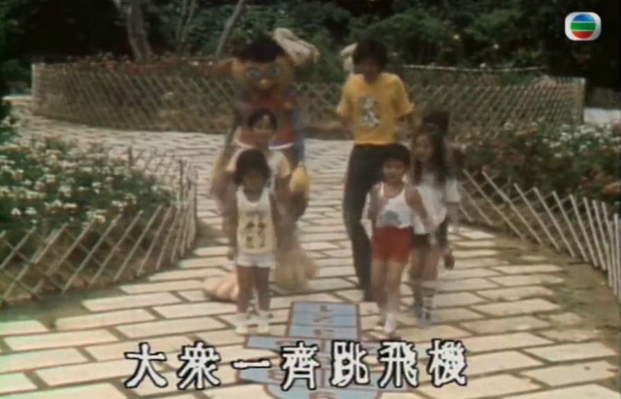 每一格都有不同考驗,數字格下有熊熊烈火、冰山、刀片海,總之一有參加者踩出界或跳錯格就立即byebye!