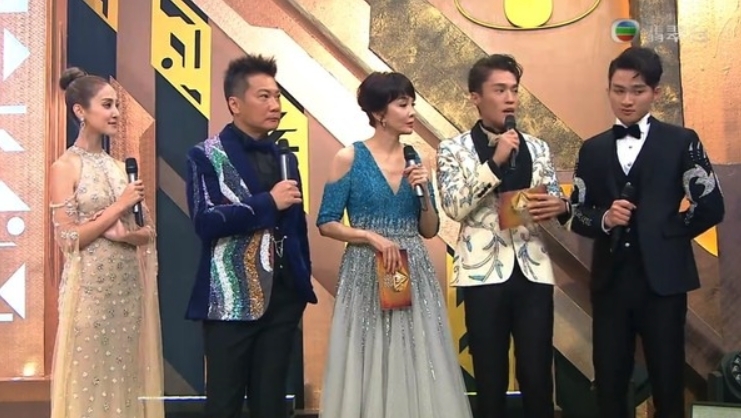 當晚在頒發「最上鏡小姐」時,本應由上屆最上鏡小姐謝嘉怡帶同12位佳麗出場,但一眾佳麗卻遲遲未有出現,
