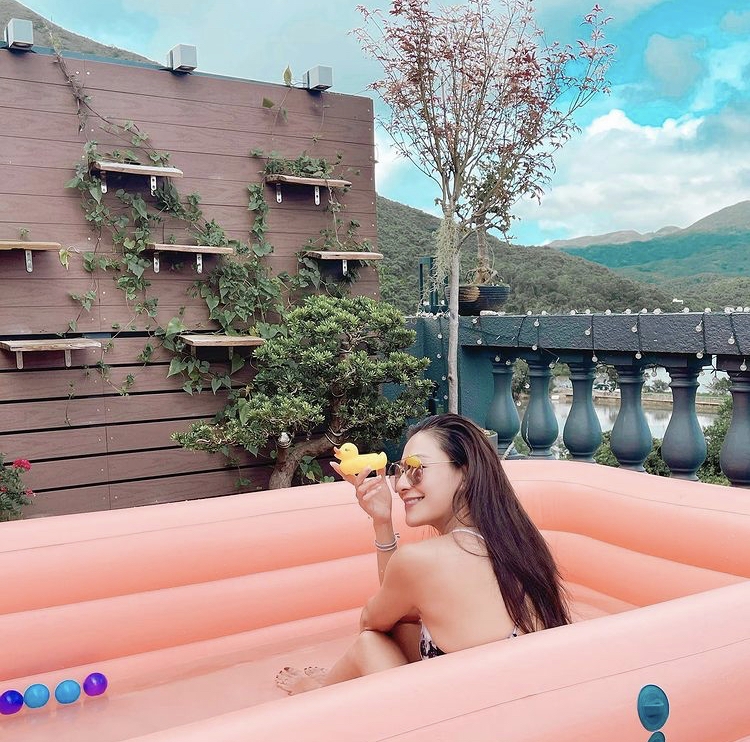 陽光普照的日子,江若琳更在豪華天台擺放充氣水池,打卡之餘又可以曬曬太陽~