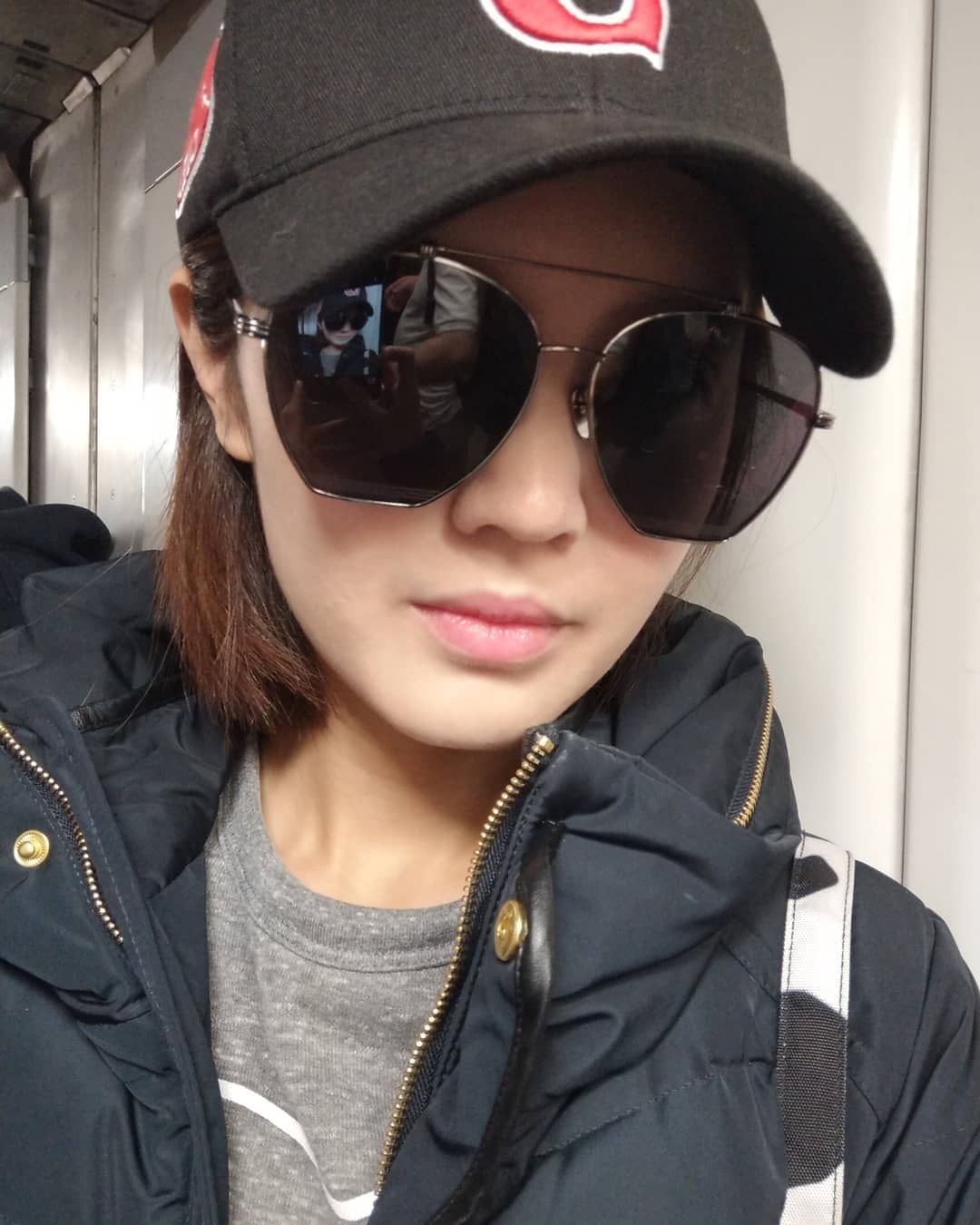 身為慳妹的陳庭欣為了上車更相當慳儉,在未拍拖前依然與父母同住啟晴邨,更時常貼地搭港鐵,