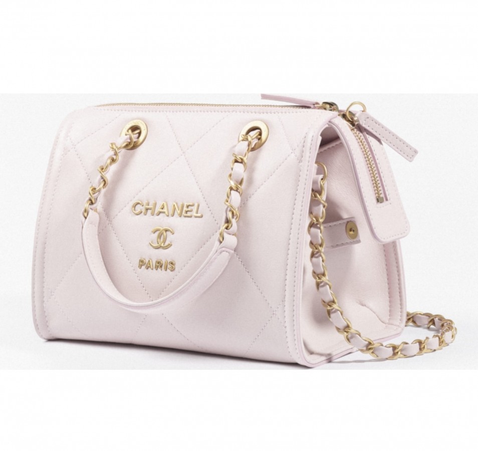 這個 Chanel 新款的保齡球袋絕對能夠一次滿足多個願望:實用性、精緻度、時尚度兼備!