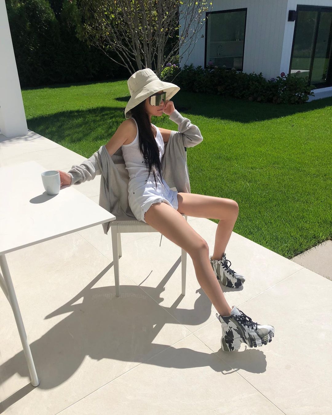 作為全球首屈一指的婚紗設計師,Vera Wang 不但對於自己的婚紗事業王國上心,對自身管理的要求相當高,她不但養成每天也早睡早起的習慣,更堅持在每天 8 點前起床;
