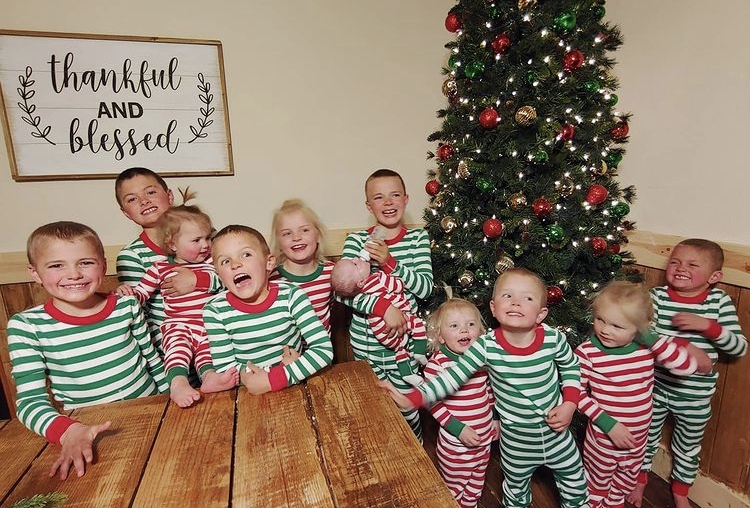 他們的子女亦一直要求再生多個小孩，組織電影中的大家庭～