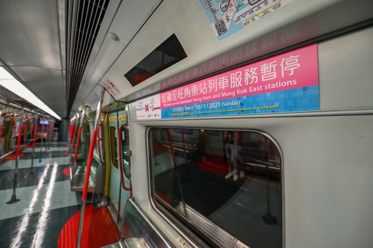 返工衝入地鐵門絕對是香港人專用絕技,不過今次換上裝有鍘刀的閘門,不但會隨機突然閂門夾人,而且只要上唔到車的人就全部淘汰!