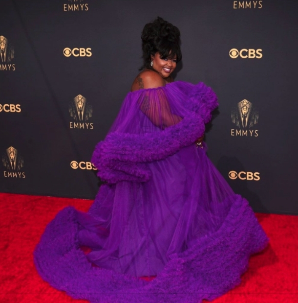 Nicole Byer 的紫色波浪晚裝,和她的外型十分配襯!透視的晚裝袖子和超長的裙擺完全不累贅