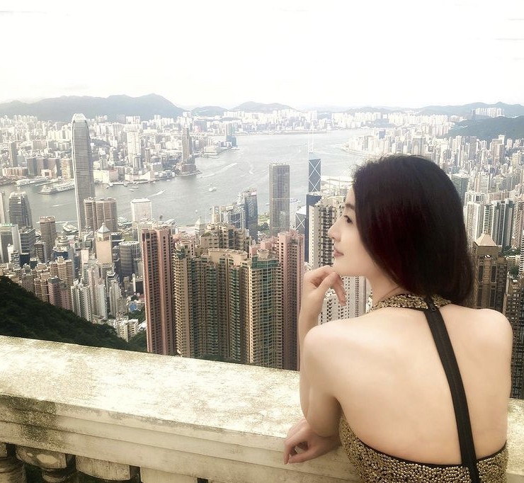 早前,林夏微更在IG曬出在15億豪宅露台俯瞰維港海景的相片,貴氣十足!