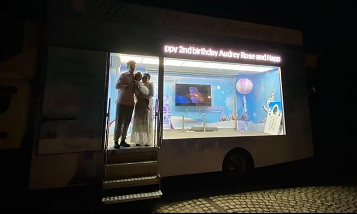 何超盈還為女兒準備了一架生日應援車,車內的電視播放著《魔雪奇緣》