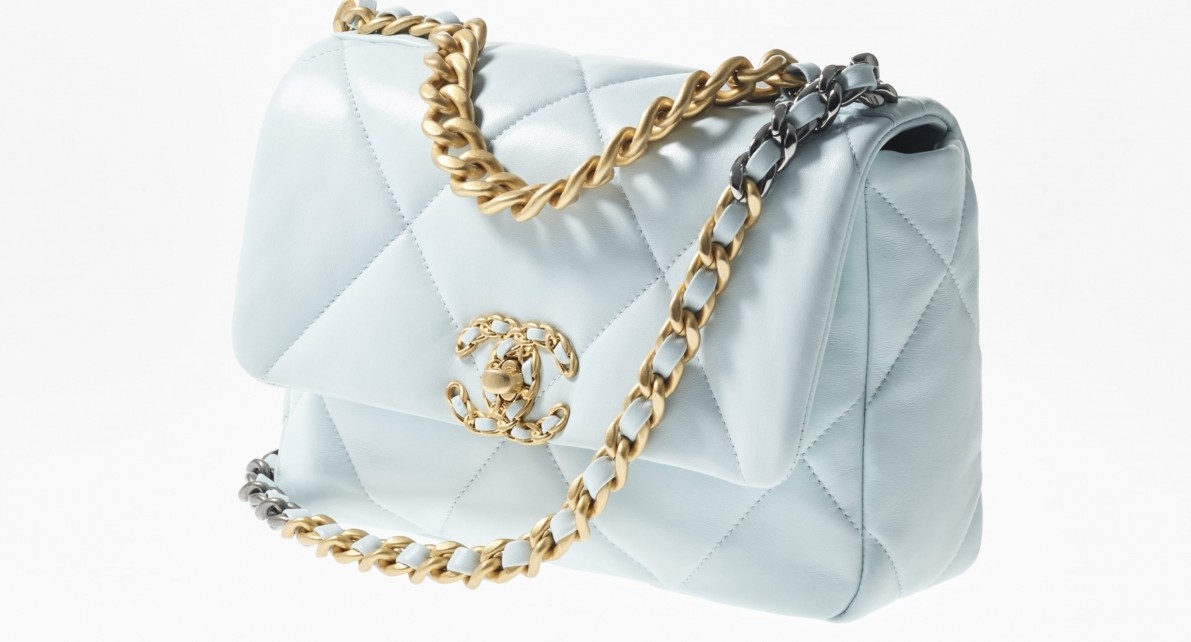 chanel-19-handbag-light-blue-lambskin-gold-tone-silver-tone-ruthenium-finish-metal-lambskin-gold-tone-silver-tone-ruthenium-finish-metal-packshot-artistique-vue2-as1160b04852nf290-8845465878558
